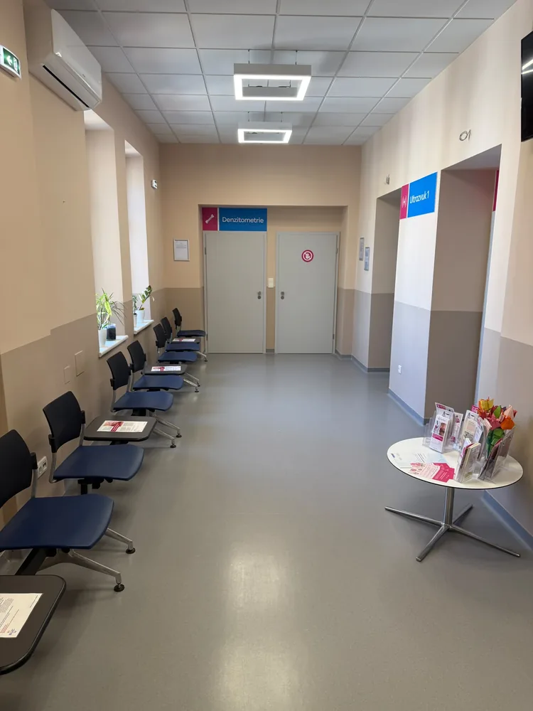 Hotová vymalovaná čekárna mamocentra