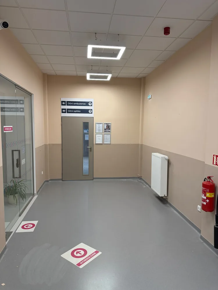 Hotová čistá chodba mamocentra po výmalbě