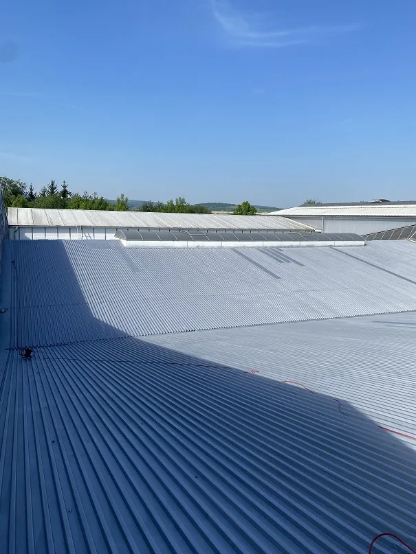 Plechová střecha haly po nástřiku technikou AIRLESS