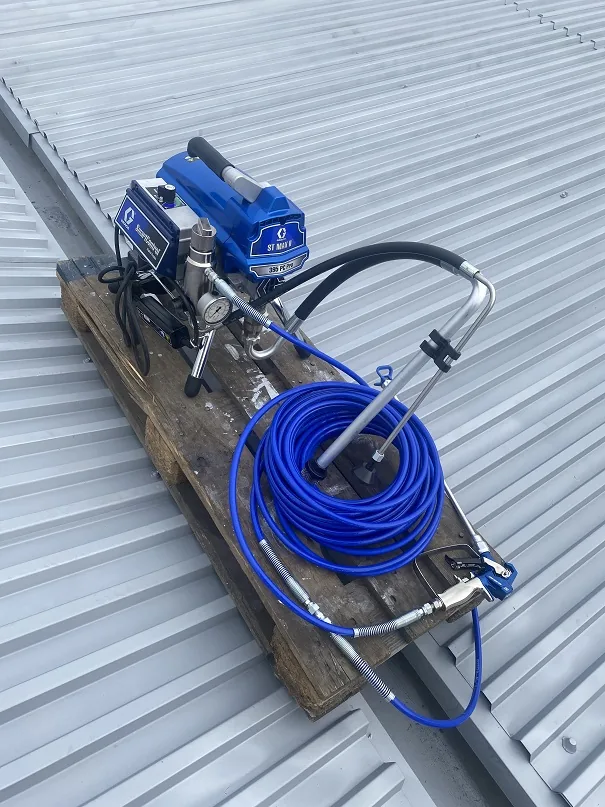 Airless stříkací technika připravená na střeše